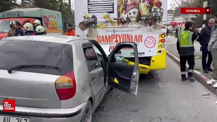 Fatih'te otomobil İETT otobüsüne çarptı