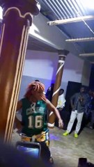 Togo : La rappeuse Lauraa Bazooka agresse un fan en plein concert - Les faits (VIDEO)