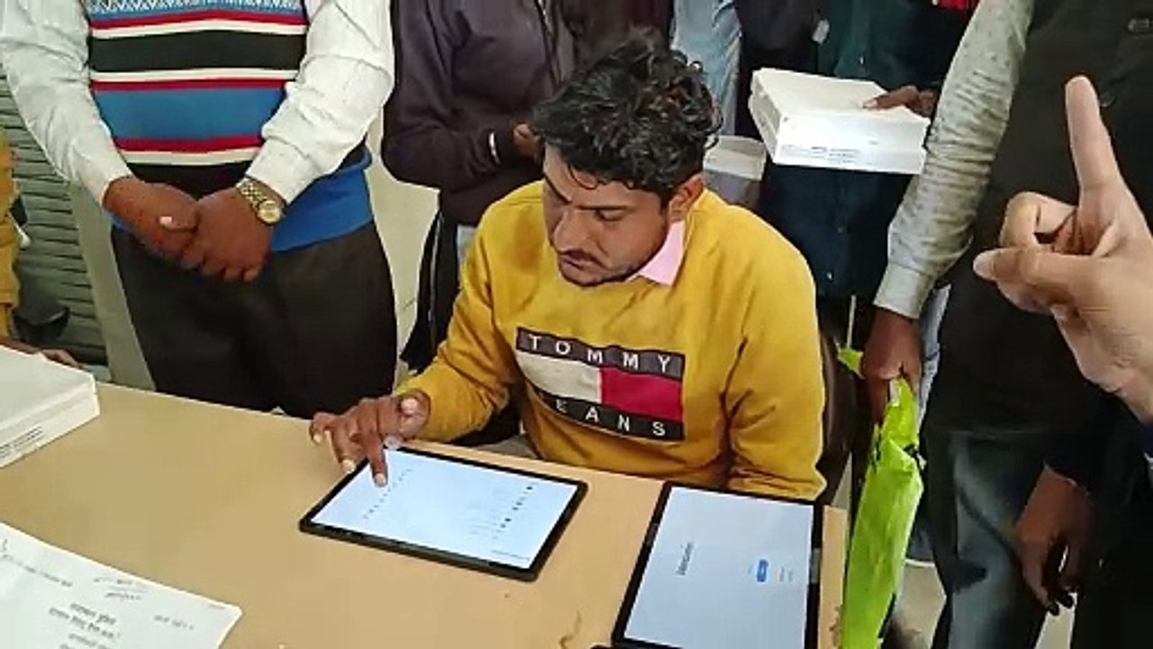 दौसा में जिले के 616 स्टूडेंट्स को मिलेंगे टेबलेट, पहले दिन 250 को किए वितरित, तीन दिनों तक होगा टेबलेट का वितरण, टेबलेट पाकर स्टूडेंट्स के खिले चेहरे