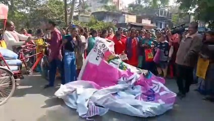 मंईया सम्मान योजना को लेकर उग्र हुई महिलाएं,मुख्यमंत्री हेमंत सोरेन का पोस्टर फाड़ किया सड़क जाम