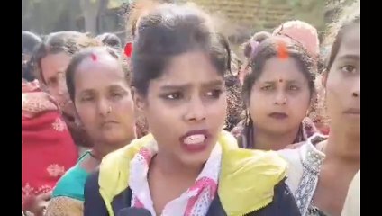 मंईया सम्मान योजना को लेकर उग्र हुई महिलाएं,मुख्यमंत्री हेमंत सोरेन का पोस्टर फाड़ किया सड़क जाम