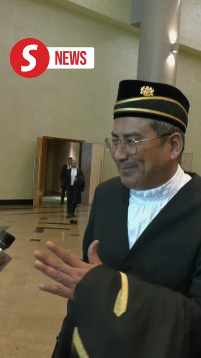 Ex-AG keeps mum on Najib's royal addendum order