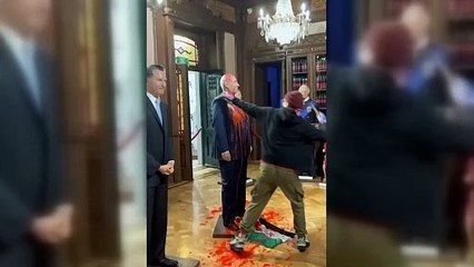 Netanyahu'nun heykelini parçaladı! Kırmızı boya döktü, çekiçle vurdu…