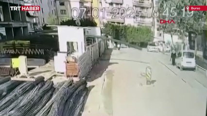 İnşaattan sarkan demir çubuklara çarpan kurye yaralandı