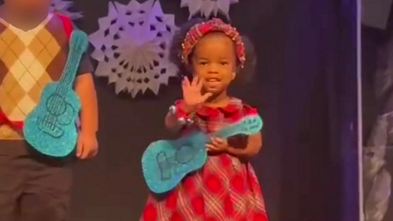 Kleines mädchen stiehlt der vorschule die show beim weihnachtskonzert