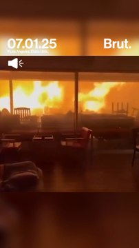 Depuis son salon, il filme les flammes qui encerclent sa maison.