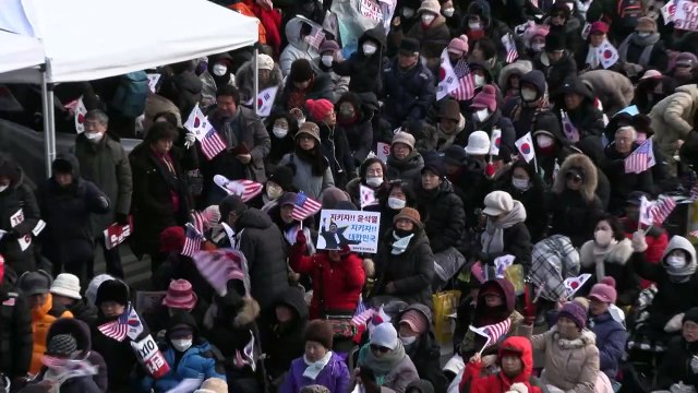 Cientos de surcoreanos se concentran para proteger al presidente suspendido