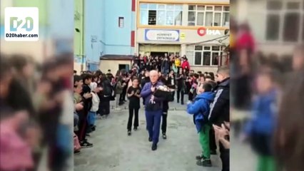 Denizli’de 42 yıllık eğitimci emekli oldu, sevgi seliyle uğurlandı