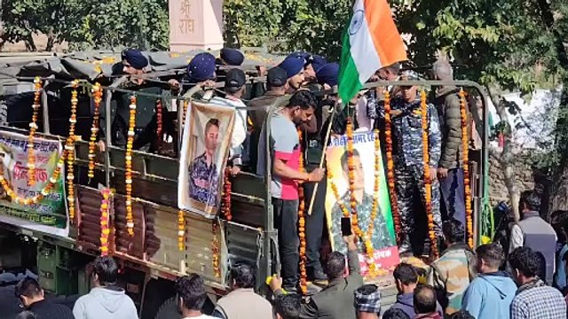 शहीद पिन्टू का पार्थिव शव पैतृक गांव पहुंचा अंतिम संस्कार में उमड़ा जन सैलाब पिन्टू के छोटे भाई विकाश ने मुखाग्नि दी है