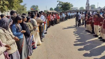 शहीद  पिन्टू का पार्थिव शव पैतृक गांव पहुंचा     अंतिम संस्कार में उमड़ा जन सैलाब  पिन्टू के छोटे भाई विकाश ने   मुखाग्नि दी है