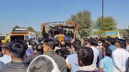शहीद  पिन्टू का पार्थिव शव पैतृक गांव पहुंचा     अंतिम संस्कार में उमड़ा जन सैलाब  पिन्टू के छोटे भाई विकाश ने   मुखाग्नि दी है