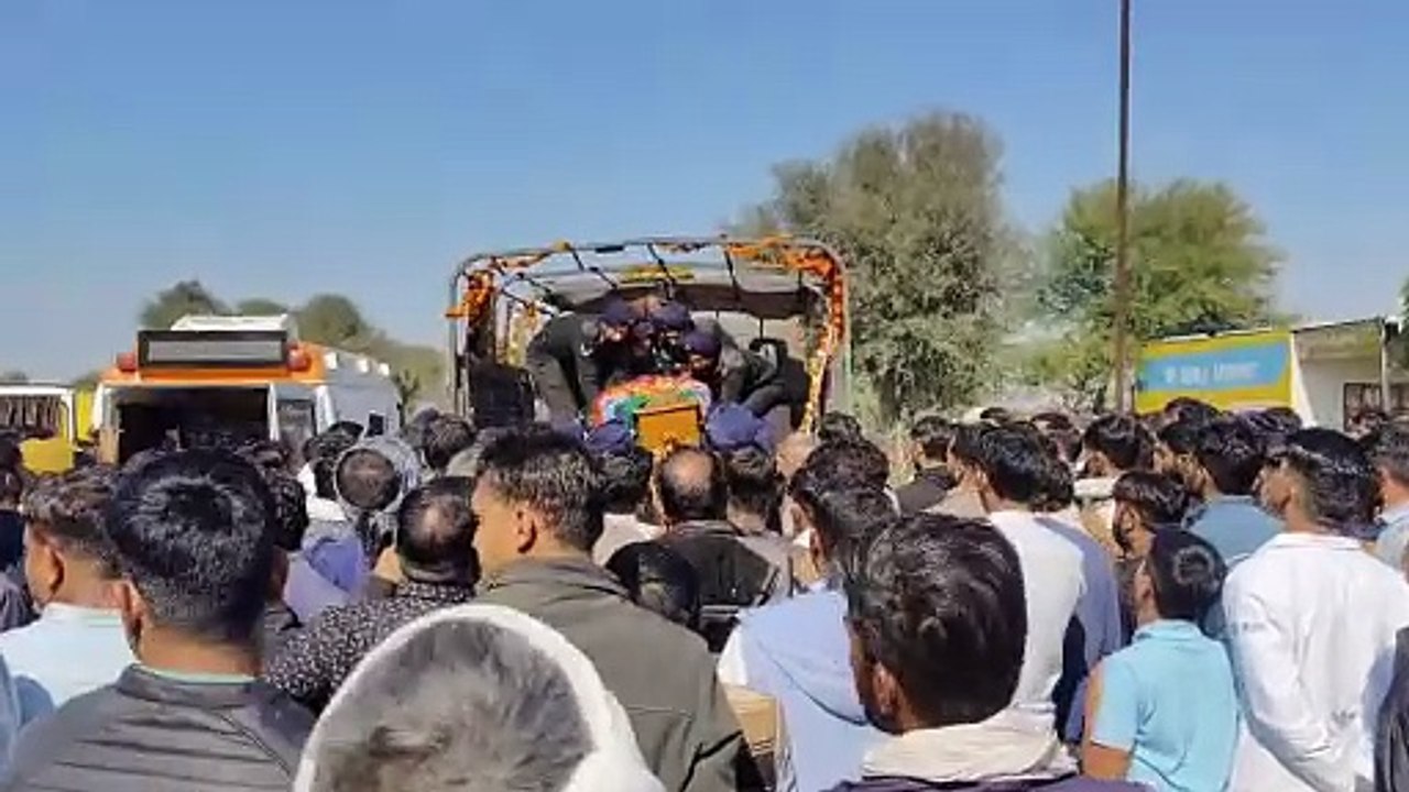 शहीद  पिन्टू का पार्थिव शव पैतृक गांव पहुंचा     अंतिम संस्कार में उमड़ा जन सैलाब  पिन्टू के छोटे भाई विकाश ने   मुखाग्नि दी है