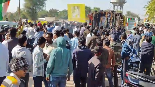 शहीद पिन्टू का पार्थिव शव पैतृक गांव पहुंचा अंतिम संस्कार में उमड़ा जन सैलाब पिन्टू के छोटे भाई विकाश ने मुखाग्नि दी है
