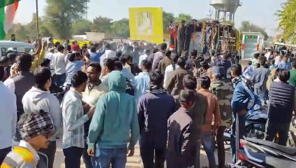 शहीद  पिन्टू का पार्थिव शव पैतृक गांव पहुंचा     अंतिम संस्कार में उमड़ा जन सैलाब  पिन्टू के छोटे भाई विकाश ने   मुखाग्नि दी है