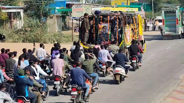 शहीद पिन्टू का पार्थिव शव पैतृक गांव पहुंचा अंतिम संस्कार में उमड़ा जन सैलाब पिन्टू के छोटे भाई विकाश ने मुखाग्नि दी है