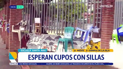 Padres de familia dejan sillas para tratar de conseguir espacio en inscripciones escolares en Santa Cruz