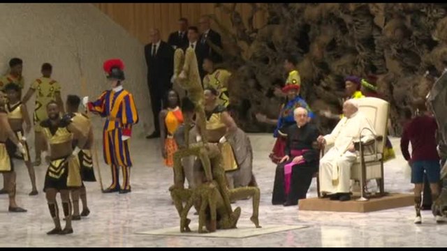 Gli artisti di CirCAfrica si sono esibiti in Vaticano per il Papa