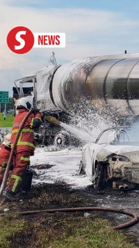 Factory manager gets away from car moments before lorry crashes into it