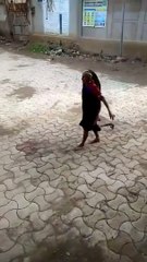 Cette mamie attrape les serpents à la main... même pas peur