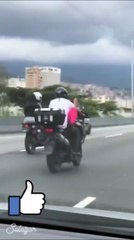 Faire de la moto et faire la sieste en même temps