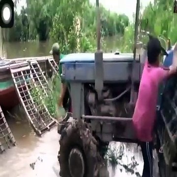 Ce jeune fait monter un tracteur dans un bateau... sacré conducteur