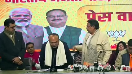 चुनाव से पहले आम आदमी पार्टी को बड़ा झटका कई कार्यकर्ता बीजेपी में हुए शामिल