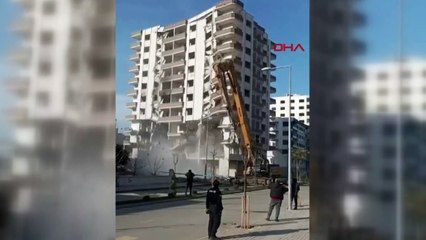 Hasarlı bina saniyeler içinde yerle bir oldu!