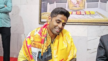 भारतीय क्रिकेट संघाचा खेळाडू सुर्यकुमार यादव यांने आपल्या पत्नी समवेत शिर्डीला येत साईबाबा समाधीचे दर्शन घेतले.