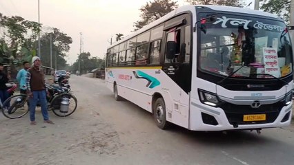 স্বাধীনতা ৭৬ বছৰৰ পিছত  প্ৰথমবাৰৰ  মেচাকি টঙানি গাঁৱৰ মাজেদি  মাজুলীৰ পৰা ডিব্ৰুগড়ৰ আৰু তিনিচুকীয়ালৈ আৰম্ভ হ'ল বাছৰ চলাচল,    উফুল্লিত ৰাইজে ক বাচৰ। চালক- হেণ্ডিমেন, যাত্ৰীক মিচিং ঐৰকক আৰু অসমীয়া