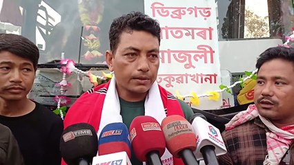 স্বাধীনতা ৭৬ বছৰৰ পিছত  প্ৰথমবাৰৰ  মেচাকি টঙানি গাঁৱৰ মাজেদি  মাজুলীৰ পৰা ডিব্ৰুগড়ৰ আৰু তিনিচুকীয়ালৈ আৰম্ভ হ'ল বাছৰ চলাচল,    উফুল্লিত ৰাইজে ক বাচৰ। চালক- হেণ্ডিমেন, যাত্ৰীক মিচিং ঐৰকক আৰু অসমীয়া