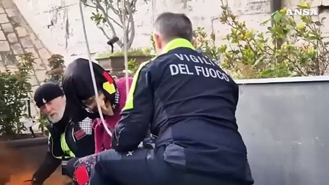 Roma, a Piazza Navona il tradizionale "volo" della Befana coi Vigili del Fuoco