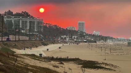 Amanecer rojo por incendios en California