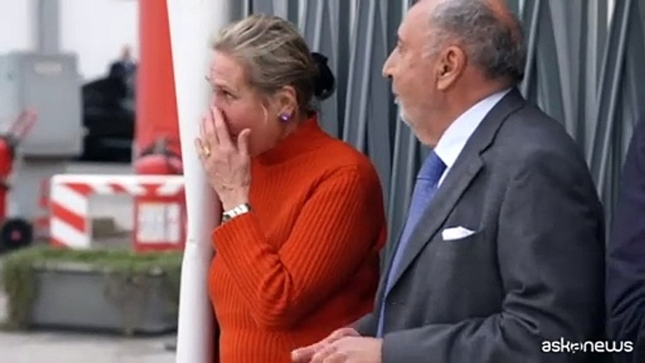 Cecilia Sala libera: l'abbraccio con il compagno e con i genitori