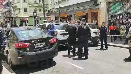 Policial flagra roubo, persegue assaltantes e uma mulher acaba presa