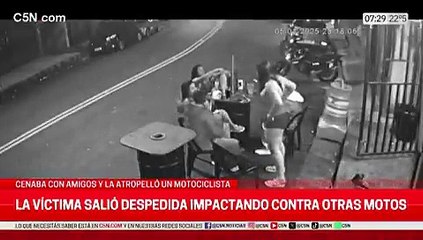 Impactante: cenaba con sus amigos en un bar en la calle y fue atropellada por un motociclista. (Video: Gentileza C5N)