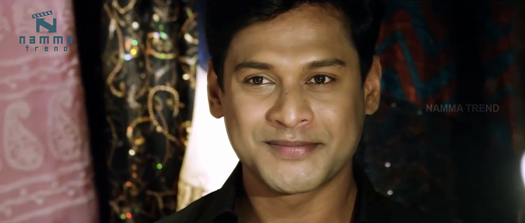 கணவனுக்கு புடவை அழகா இருக்கு... ரசிக்கும் பொண்டாட்டி