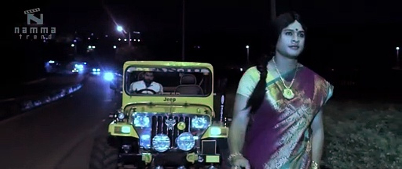 சிவப்பு விளக்கு நேரத்துல இப்படி இருந்தாலே அப்படித்தான் போல