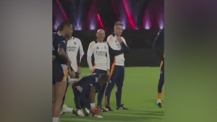 Mbappé uses Alaba’s back to tie his shoes in hilarious training moment