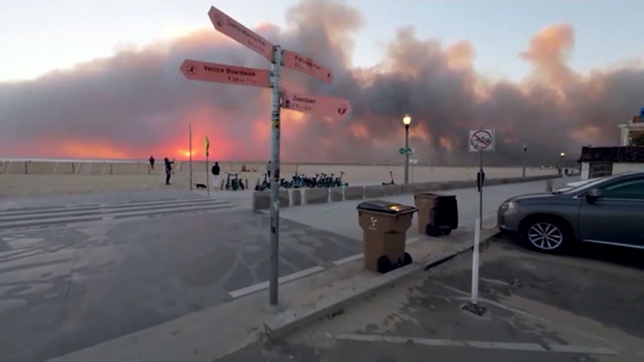 Feuer richtet in der Nähe von Los Angeles verheerende Schäden an