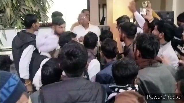 ग्रामीणों ने शासकीय ठेकेदार को दी जान से मारने की धमकी. 6 नामजद व 100 अज्ञात लोगों पर पुलिस ने दर्ज किया प्रकरण. मामला ग्राम बलडा बरखेड़ा में लग रहे सोलर प्लांट का