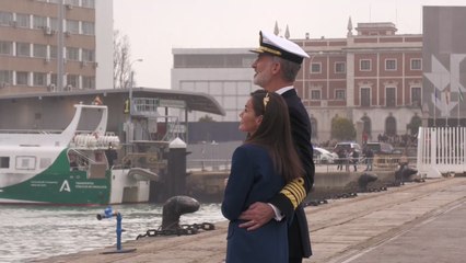 Los reyes despiden, emocionados, a la princesa Leonor a bordo de Elcano