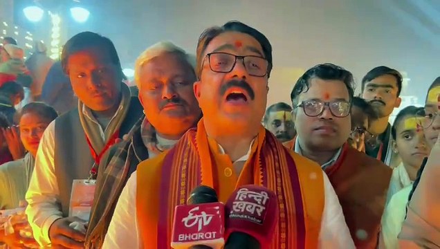 प्राण प्रतिष्ठा के एक वर्ष पूर्ण होने पर शहर स्थित पक्का तालाब पर दीपक से एक लाख 51 हज़ार दीपक से सजाया गया