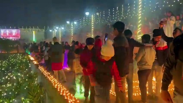 प्राण प्रतिष्ठा के एक वर्ष पूर्ण होने पर शहर स्थित पक्का तालाब पर दीपक से एक लाख 51 हज़ार दीपक से सजाया गया