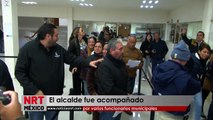 El alcalde fue acompañado por varios funcionarios municipales