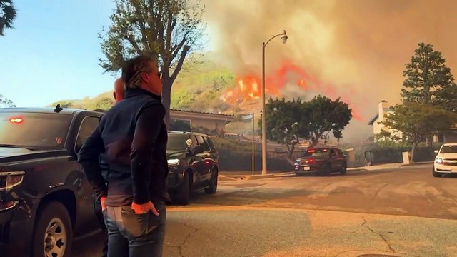 Al menos dos muertos por los incendios que azotan Los Ángeles