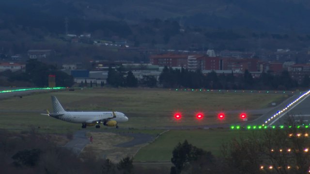 Aterrizaje accidentado y vestíbulo del aeropuerto de Loiu (Bizkaia)