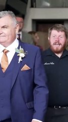 Pai esquece de levar noiva até o altar e vídeo viraliza