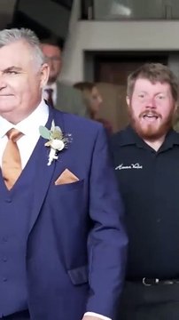 Pai esquece de levar noiva até o altar e vídeo viraliza