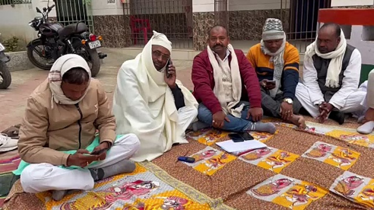 नालंदा के जिप सदस्यों ने अधिकारियों व कर्मियों के मनमानी रवैया के विरोध में शुरू किया आमरण अनशन! मांगें पूरी नहीं होने पर करेंगे आत्मदाह.