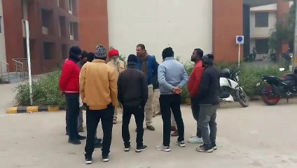 बेतिया: सात माह की गर्भवती का फंदे से लटका मिला शव, परिजनों का आरोप- दहेज के लिए लगातार किया जा रहा था, नहीं मिलने पर गला दबाकर कर दी गई हत्या।